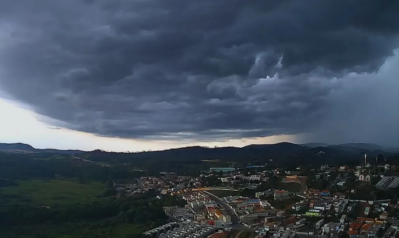 A imagem ilustra um fim de semana de chuvas previsto para o fim de semana na região Sudeste